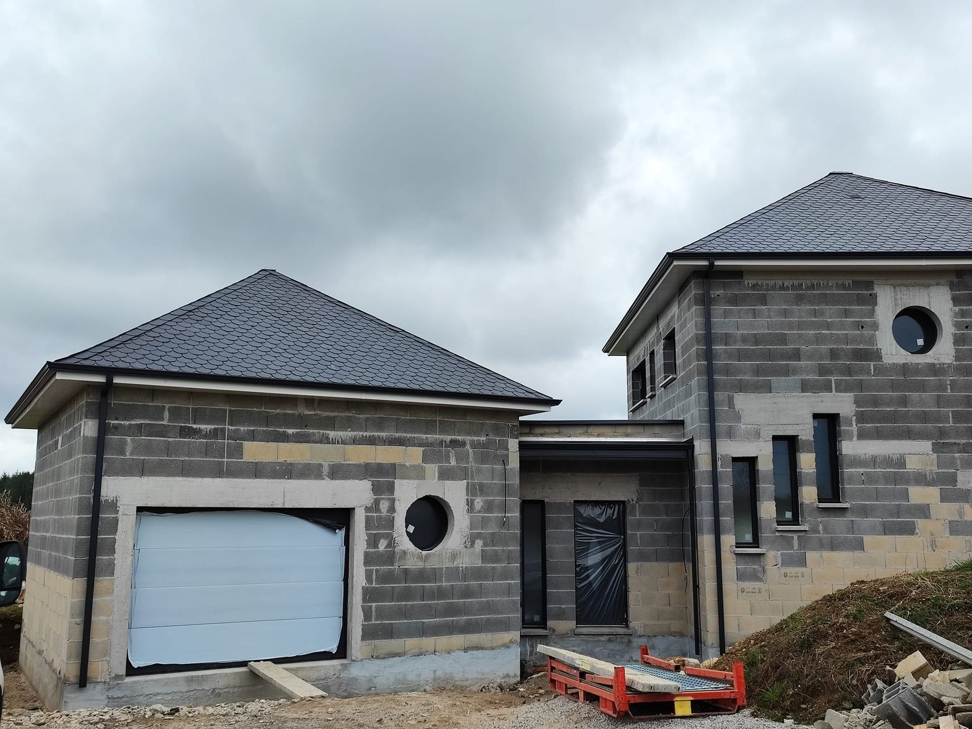 Installation de gouttières sur une construction neuve