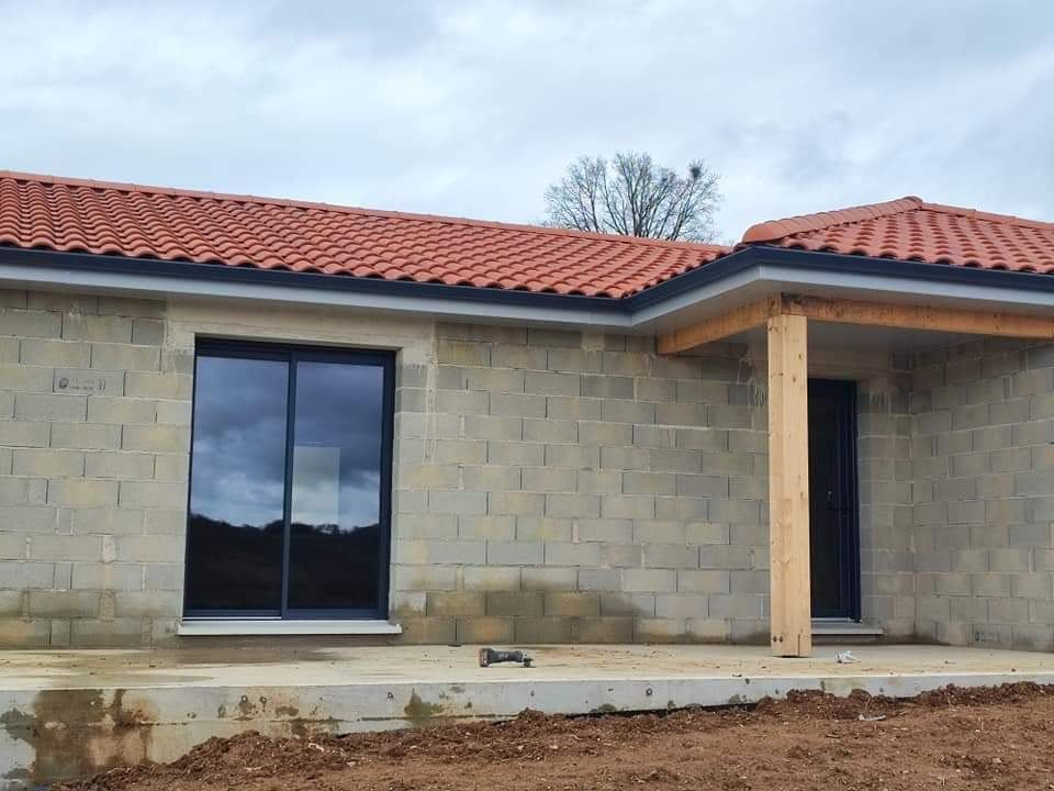 Maison neuve dotée de gouttière en alu noir