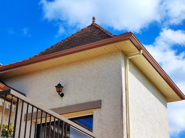 Gouttières et sous-face en aluminium beige