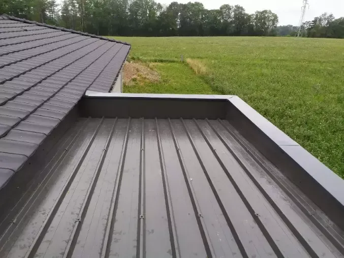 Couverture en aluminium sur une toiture en bac acier