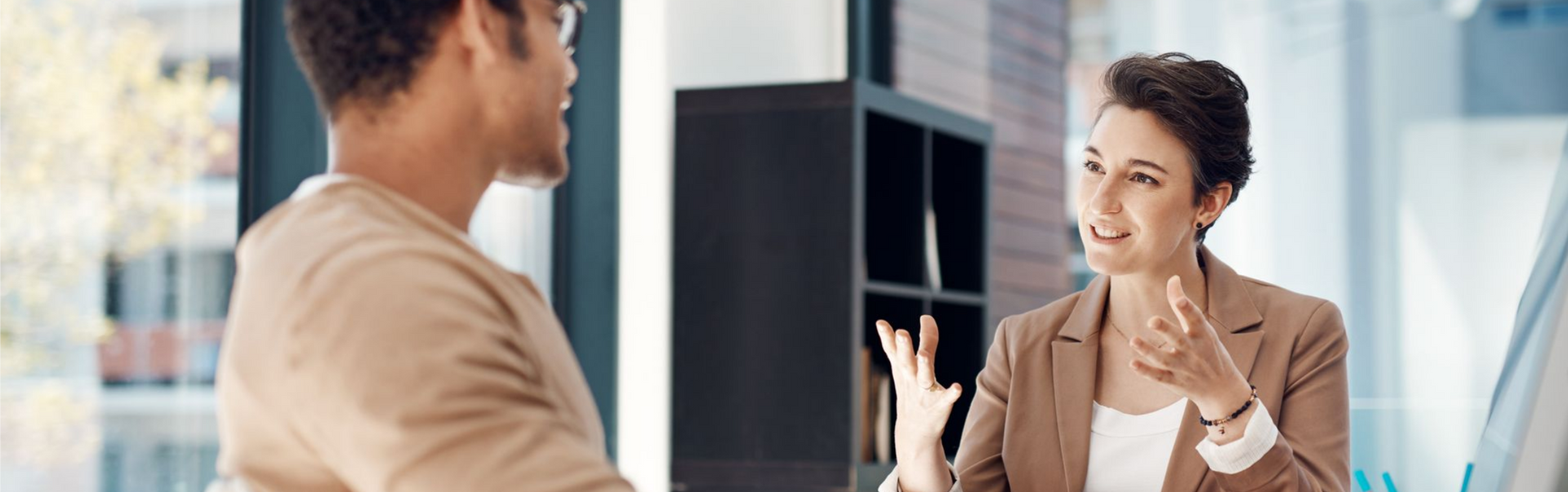 Les ouvriers du bâtiment collaborent autour d'une table avec des plans.