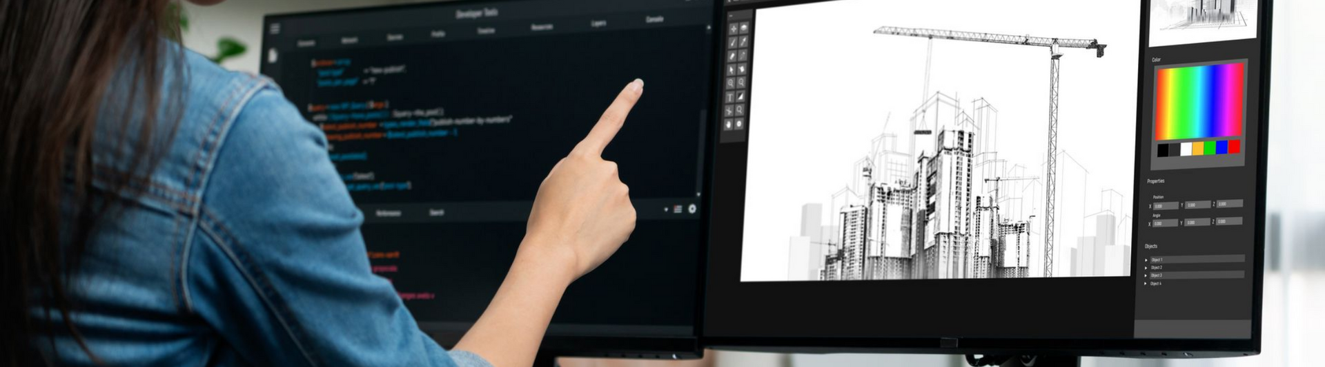 Une femme pointe vers un écran d'ordinateur affichant écran montre un croquis architectural.