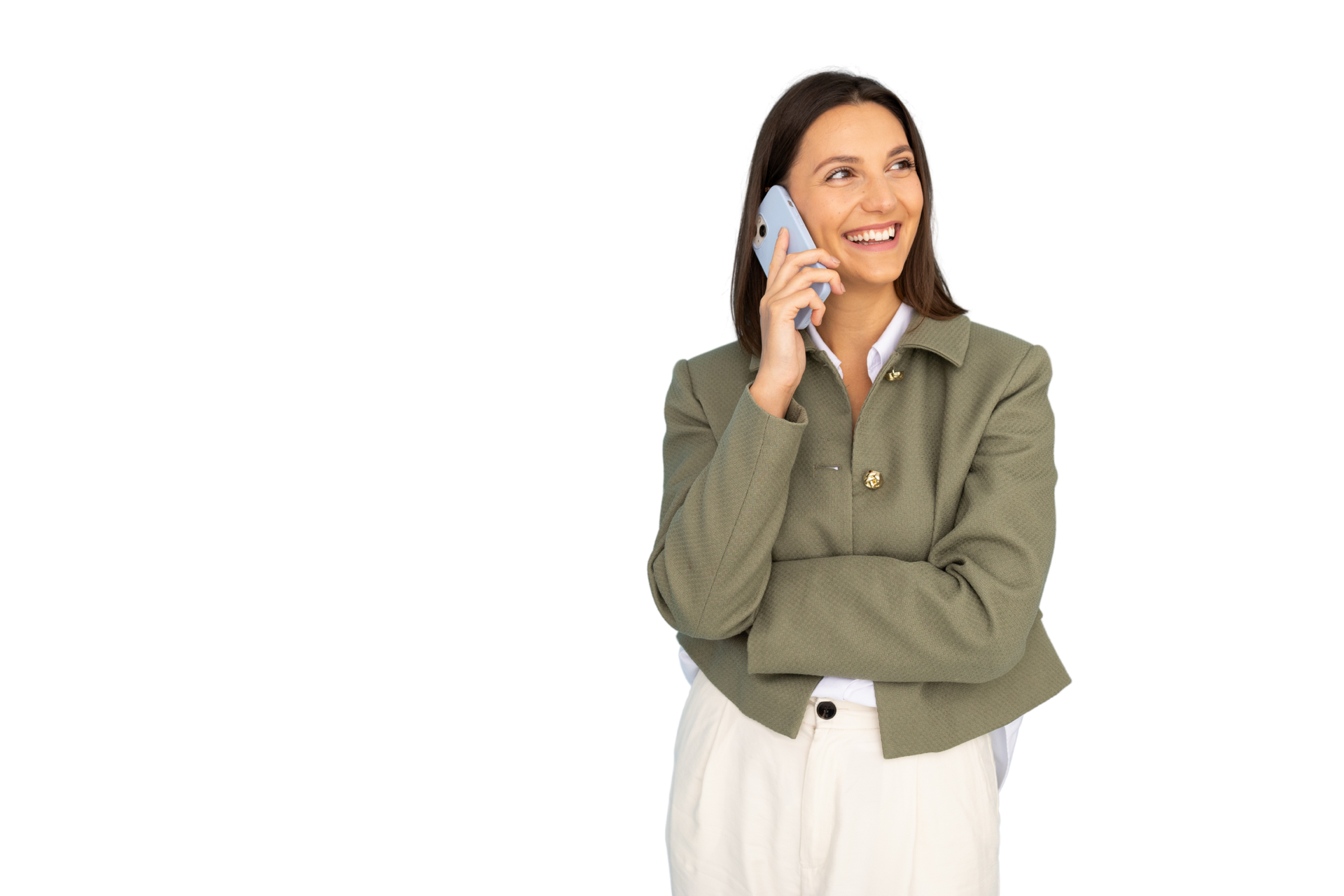 Une femme en blazer olive sourit tout en parlant au téléphone.