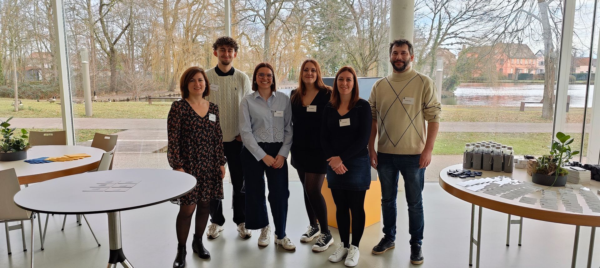 L'équipe d'OCARIS au complet dans un hall.