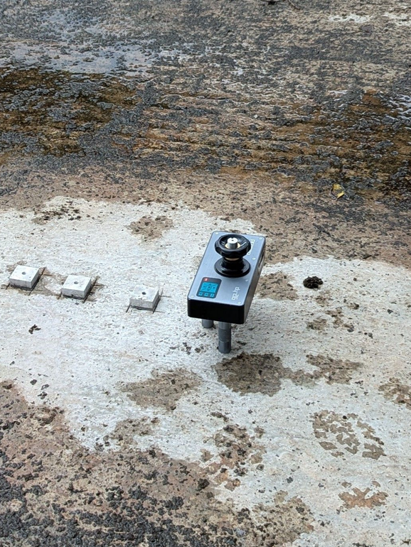 Un extractomètre sur une surface en béton pour des tests d'adhérence.