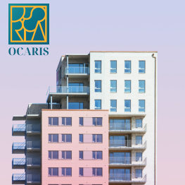 Façade d'immeuble avec logo OCARIS. Immeuble d'appartements moderne aux couleurs pastel.