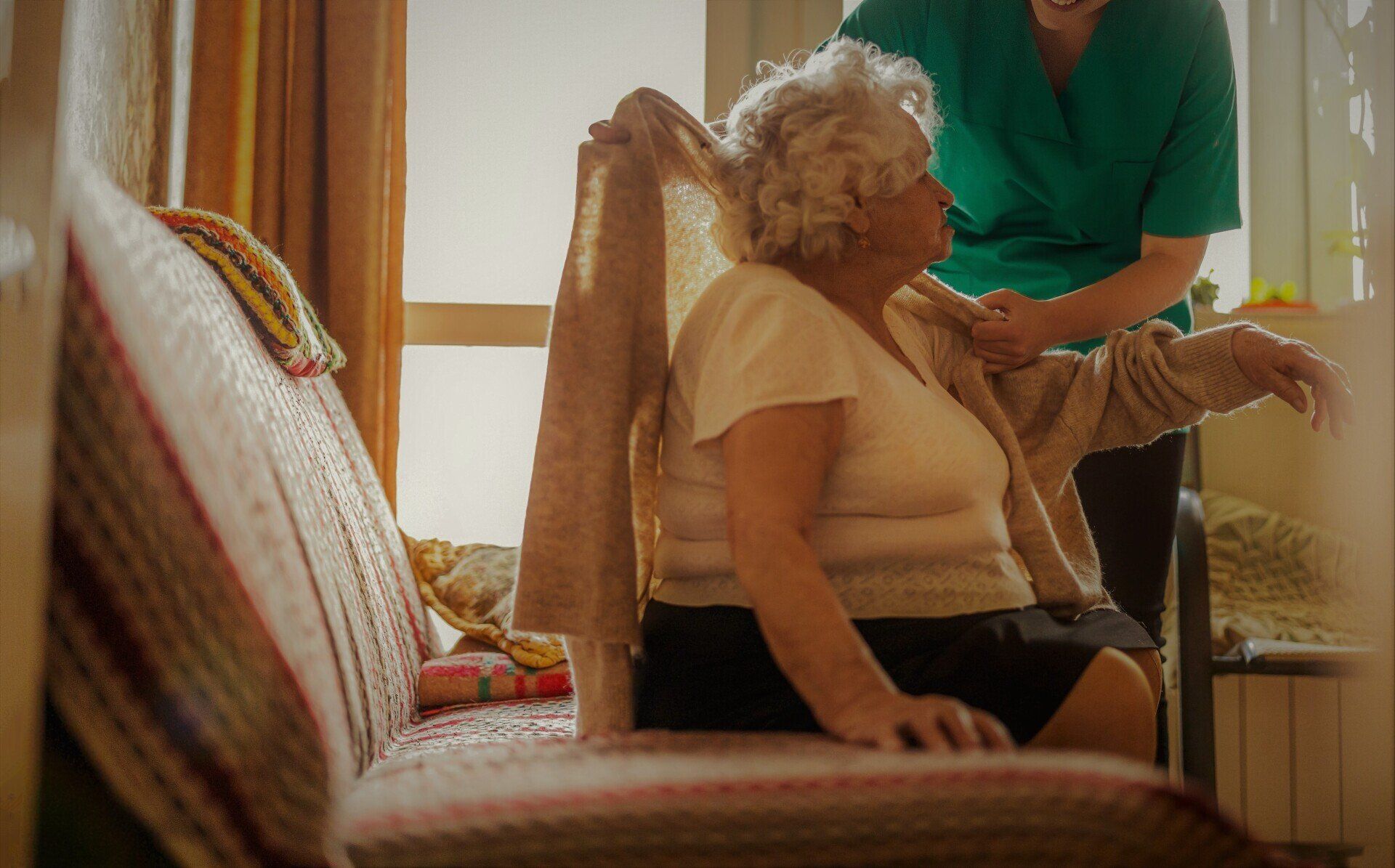 Personne âgée qui reçoit des soins