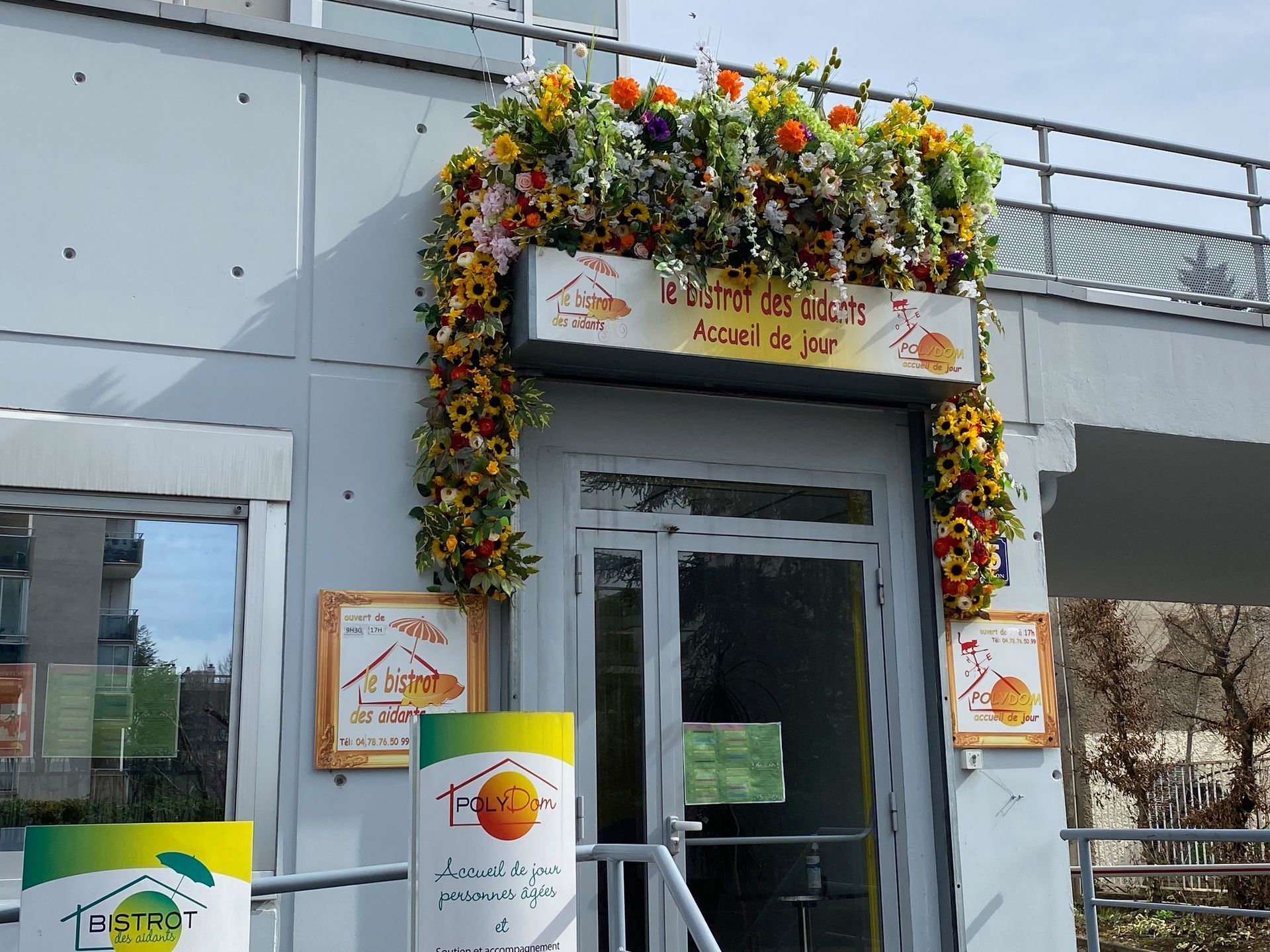 Devanture en fleurs réalisée par les aidants - Printemps 2023 2
