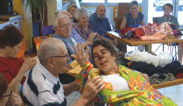 Plusieurs personne âgées rassemblées