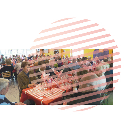 Personnes âgées dans une grande salle