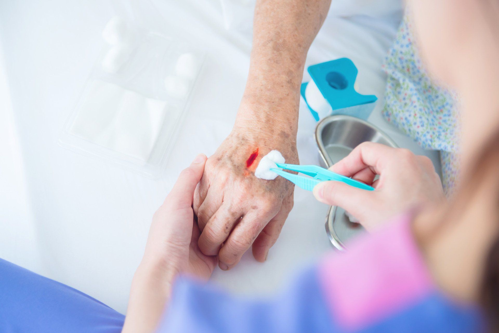 Main d'une personne âgée qui se fait soigner