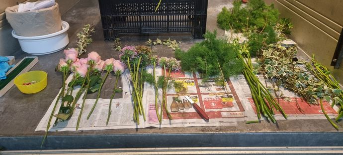 Une arche de mariage décorée de fleurs sur la plage.