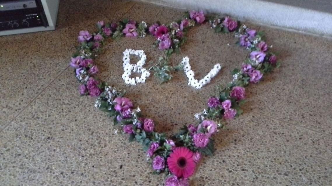 Un coeur fait de fleurs avec les lettres bw dessus