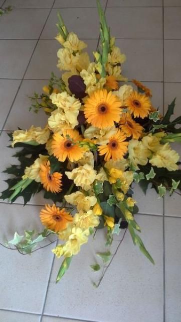 Un bouquet de fleurs jaunes sur un sol carrelé