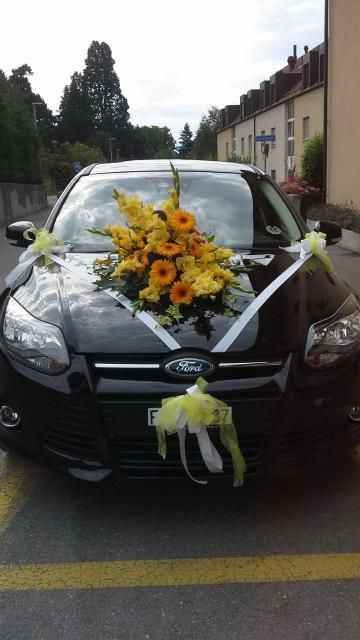 Une voiture Ford noire décorée de fleurs jaunes