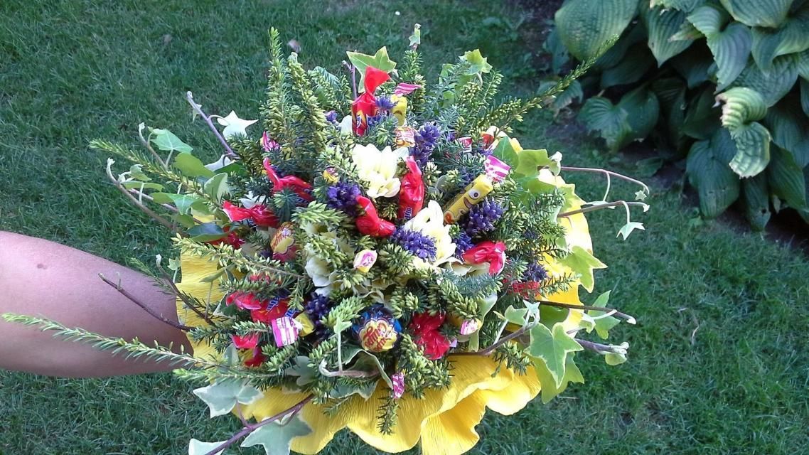 Une personne tient un bouquet de fleurs dans sa main