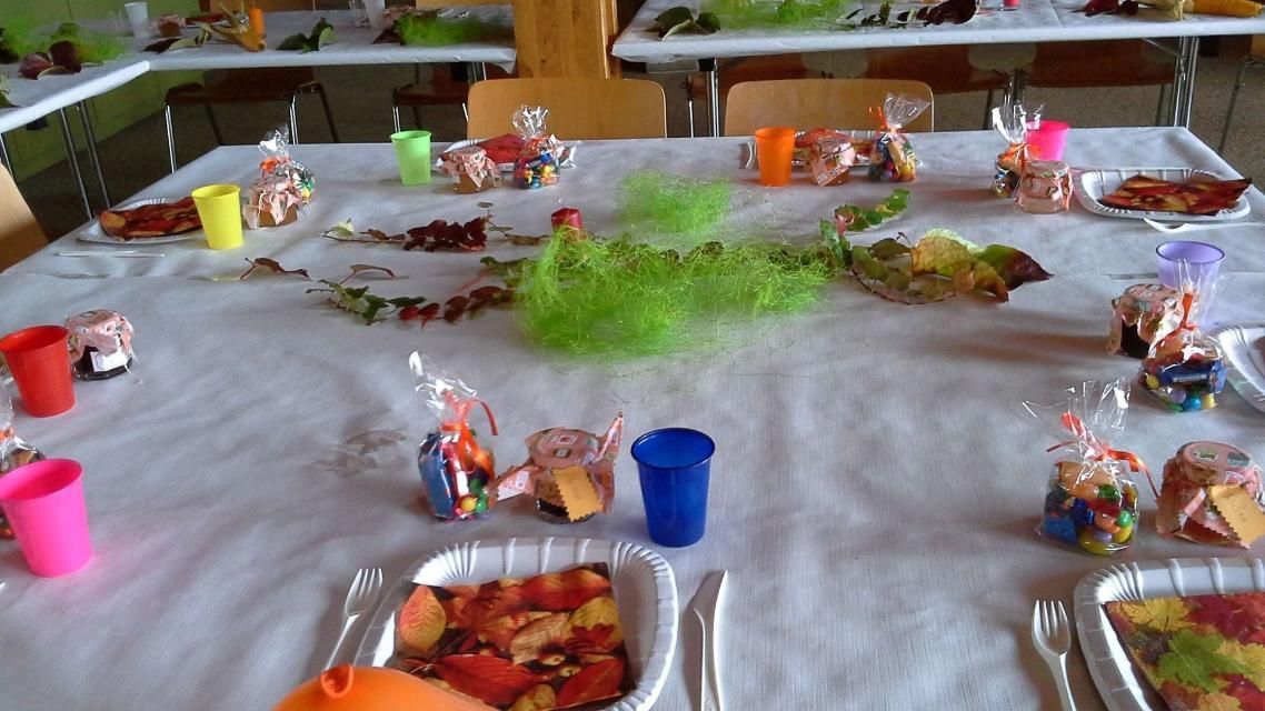 Une table dressée pour une fête avec des assiettes et des tasses dessus