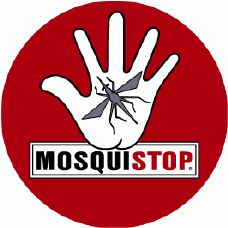 Una mano con un mosquito dentro de un círculo rojo.