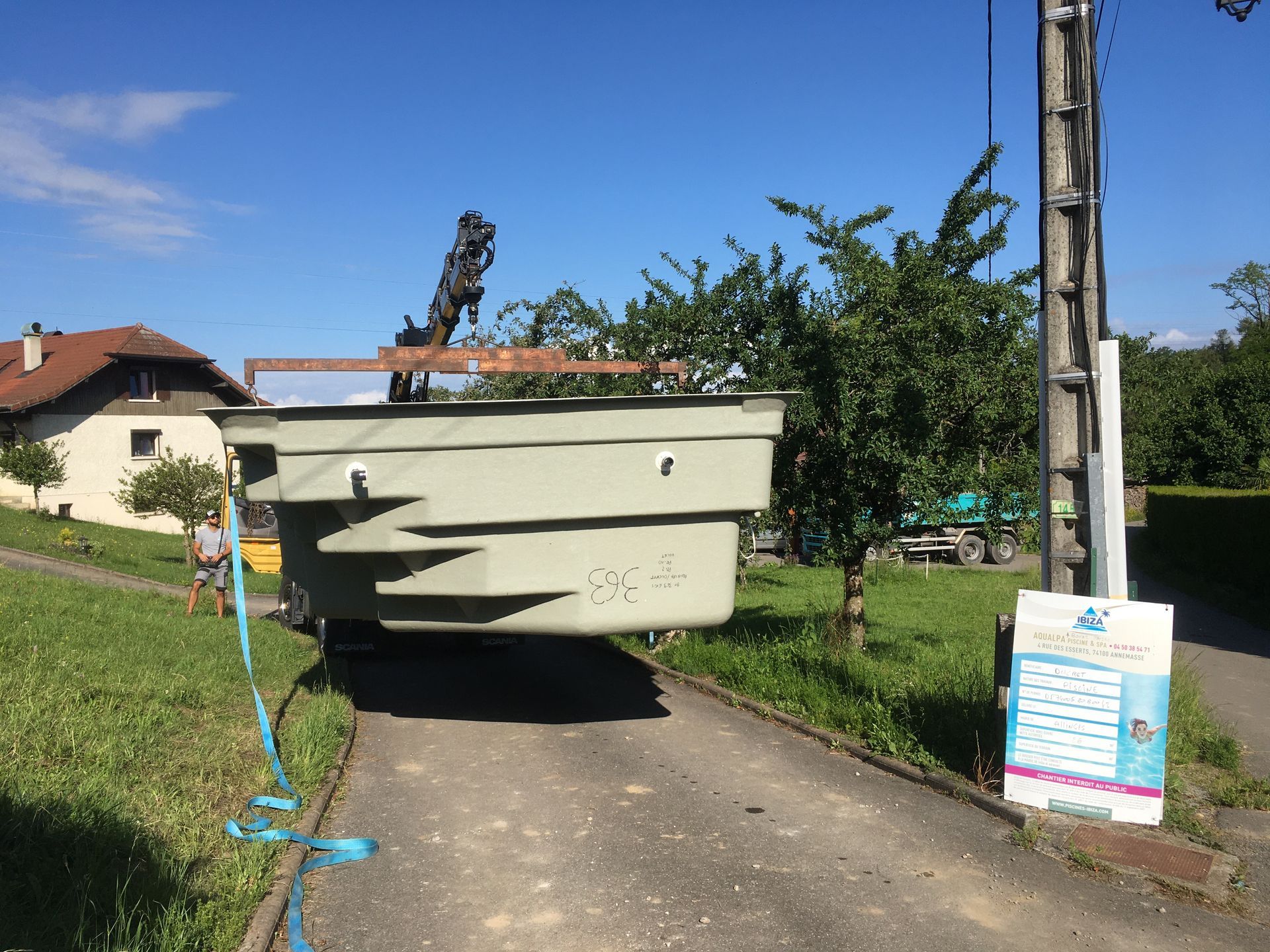 Photo de la livraison d'une piscine à coque chez un client