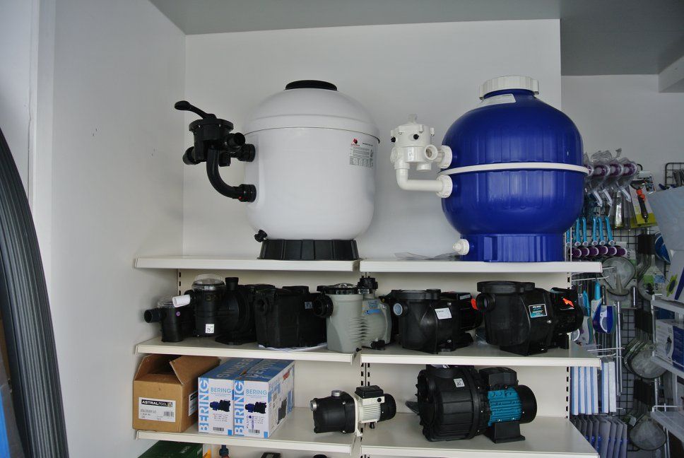 Photo de pompes de filtration dans le showroom de l'entreprise