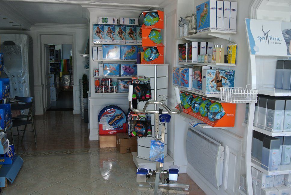 Photo de jouets gonflables et d'accessoires de piscine dans le showroom de l'entreprise