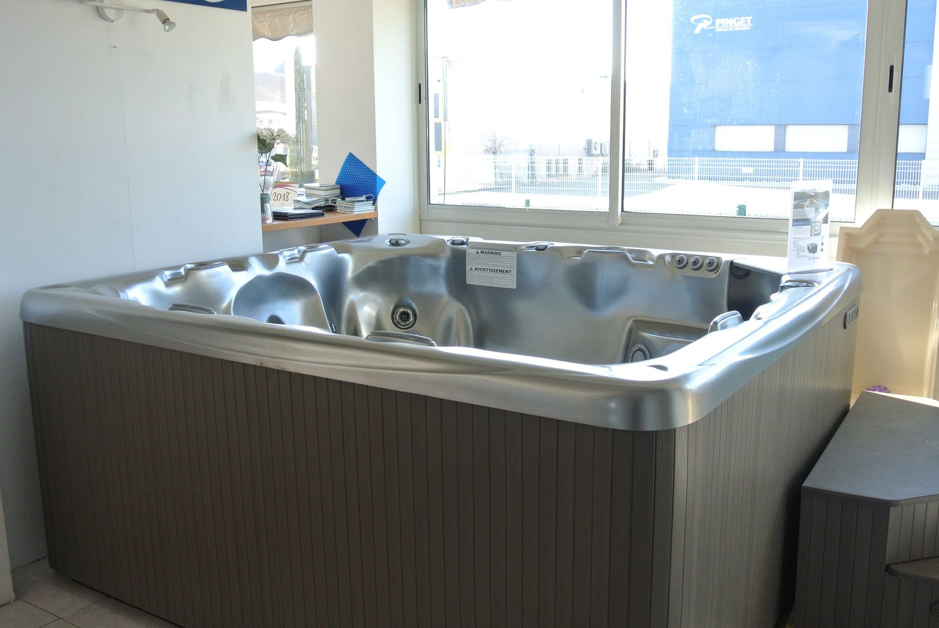 Photo d'un spa vide dans le showroom d'Aqualpa