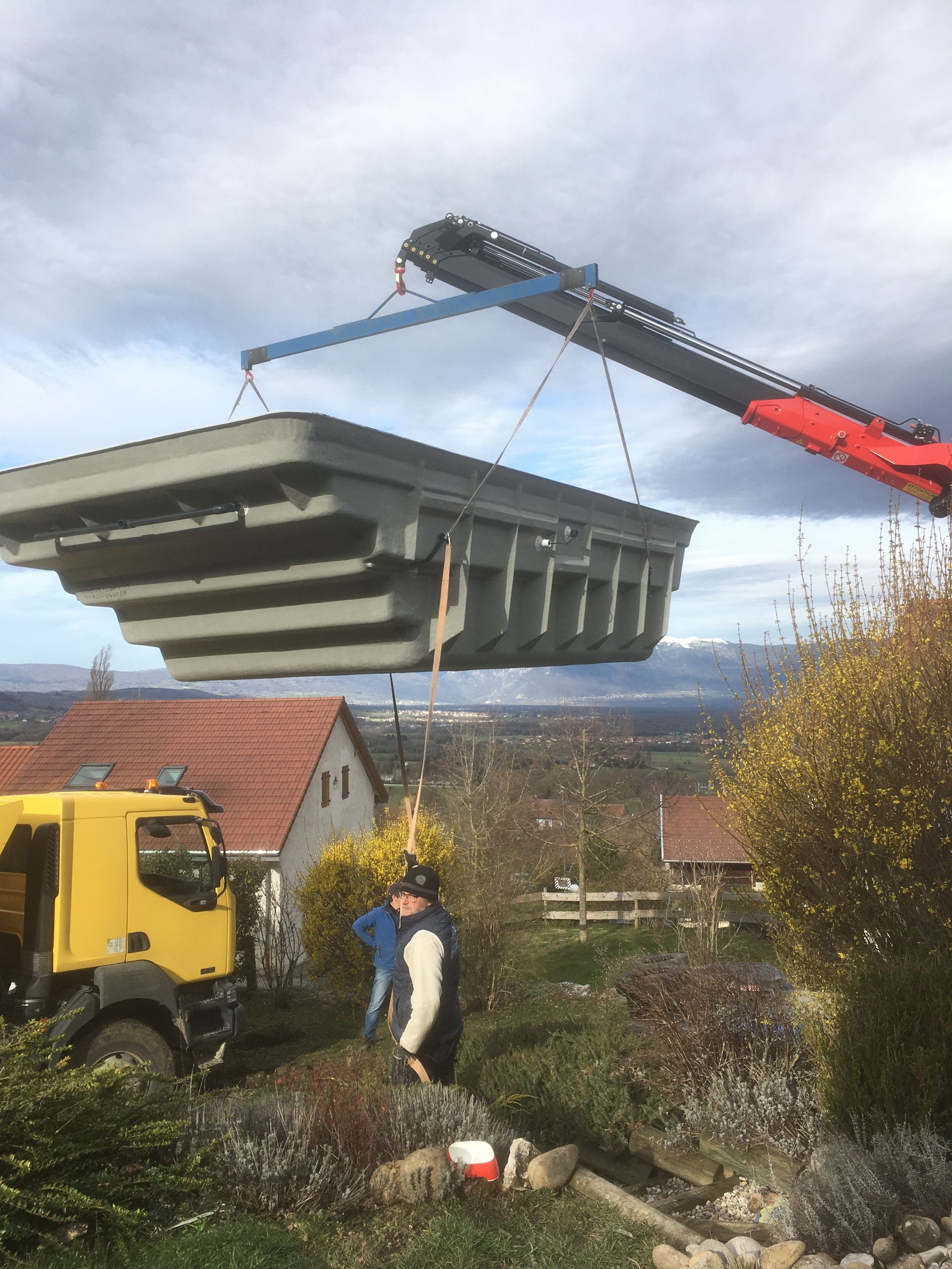 Photo du grutage d'une piscine à coque