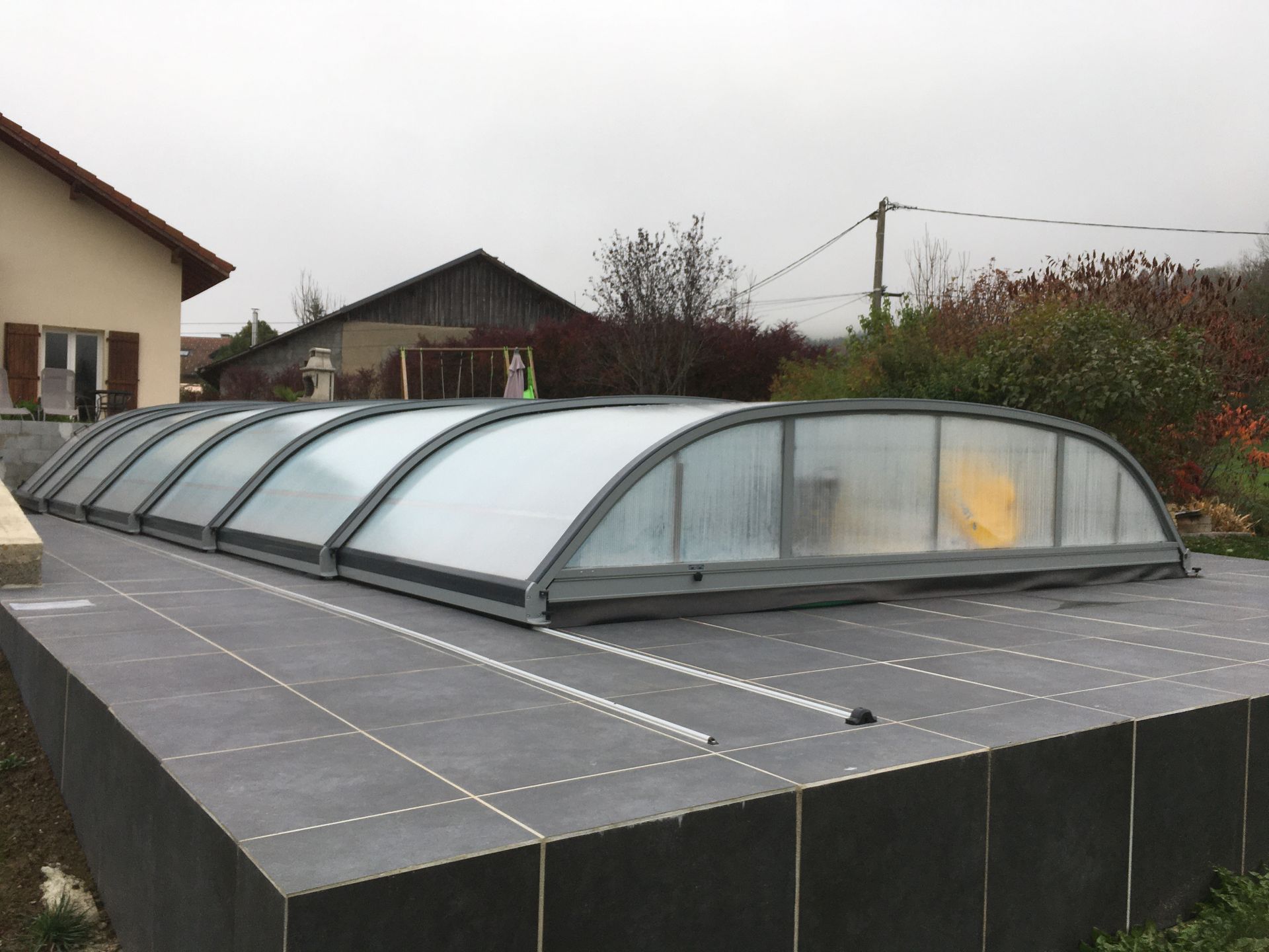 Photo d'un abri de piscine télescopique fermé