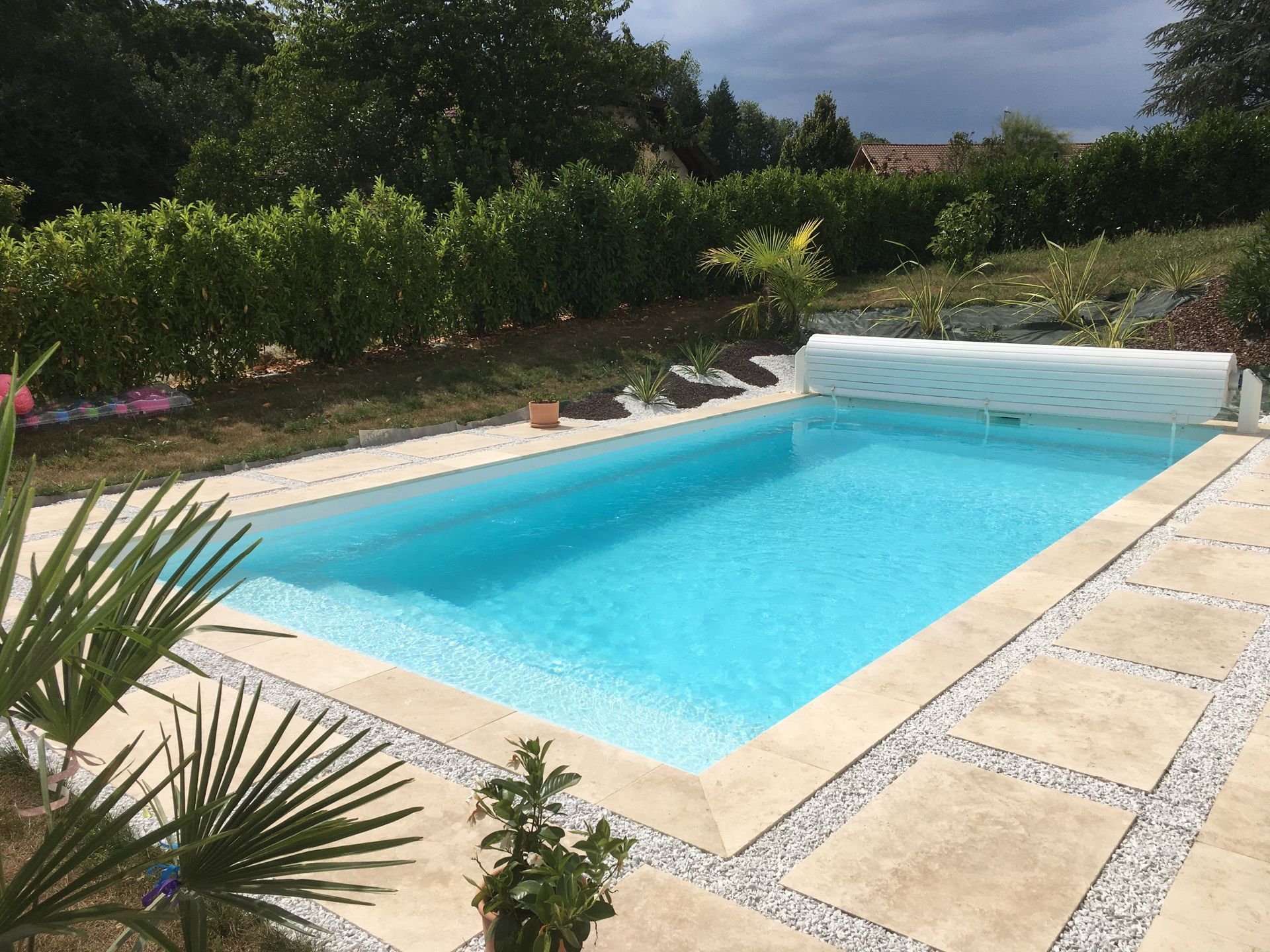 Photo d'une piscine avec un volet roulant hors-sol ouvert