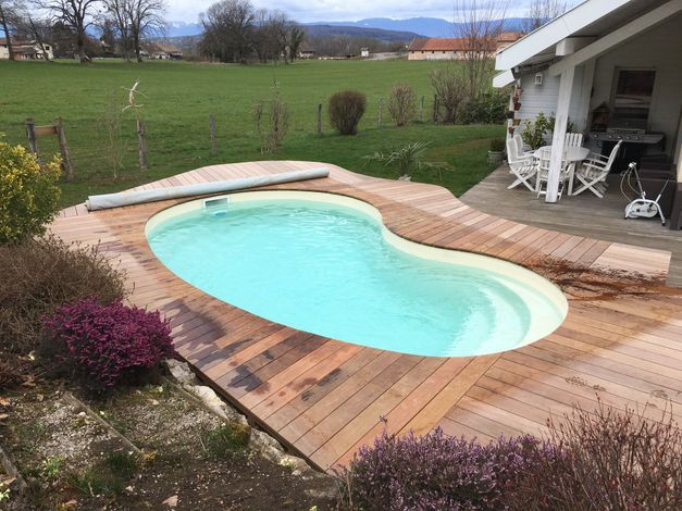 Photo d'une piscine à coque et d'une terrasse en bois