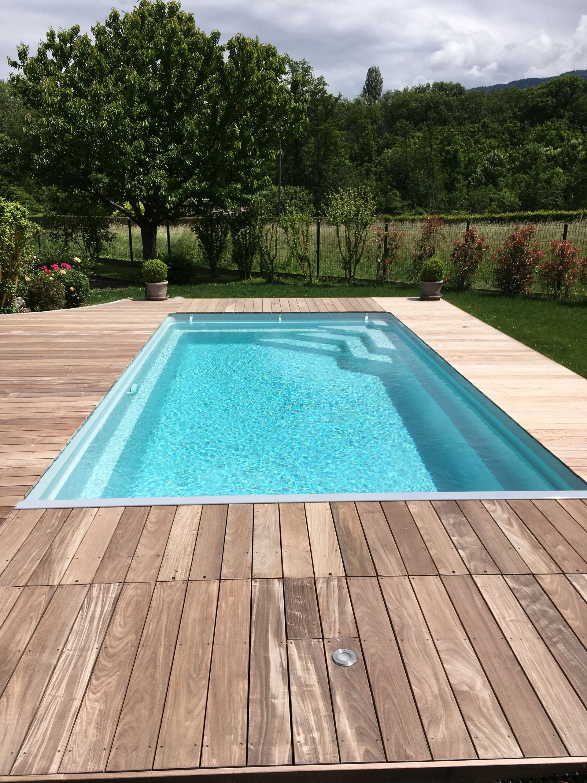 Photo d'une piscine à coque avec des escaliers immergés
