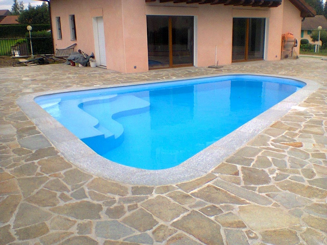 Photo d'une piscine sur une terrasse en béton