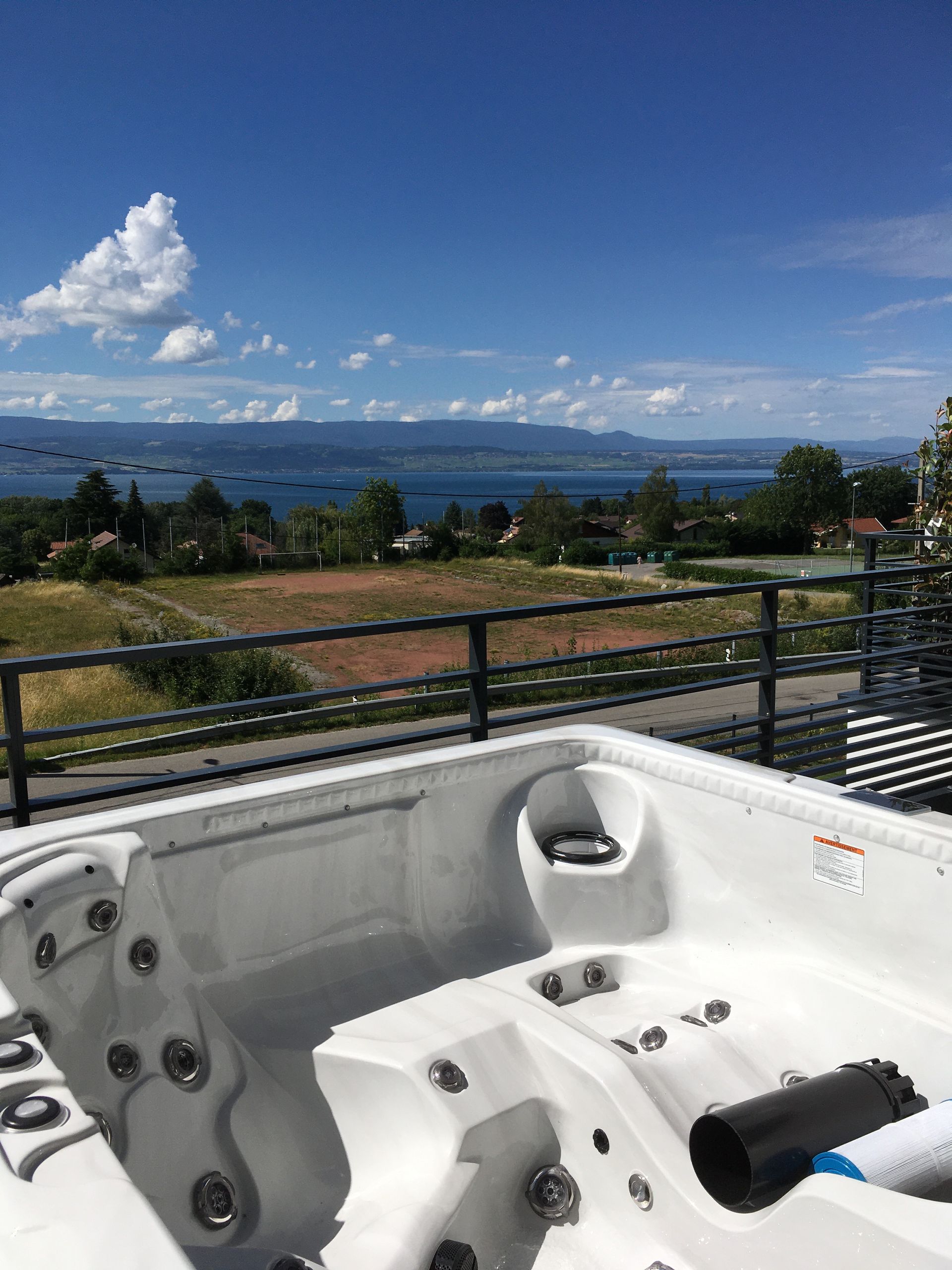 Photo d'un Spa sur une terrasse avec vue sur la montagne