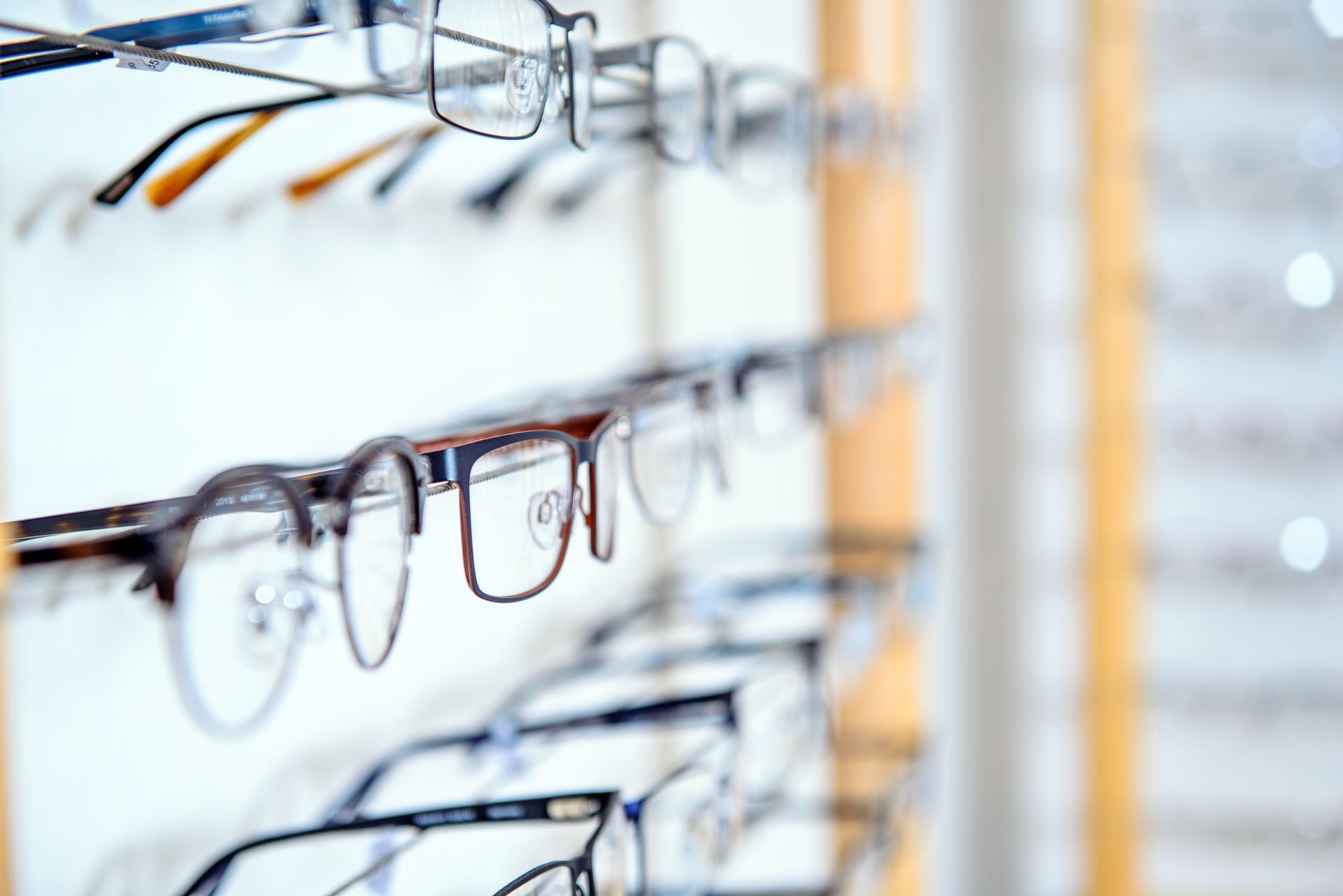 Différents modèles de lunettes à vendre sur un présentoir mural.