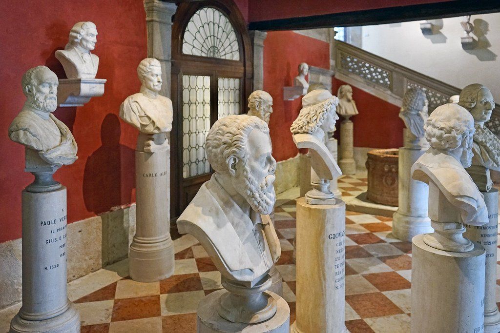 Une exposition de bustes