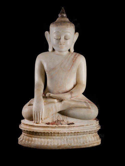 Une statue de femme assise