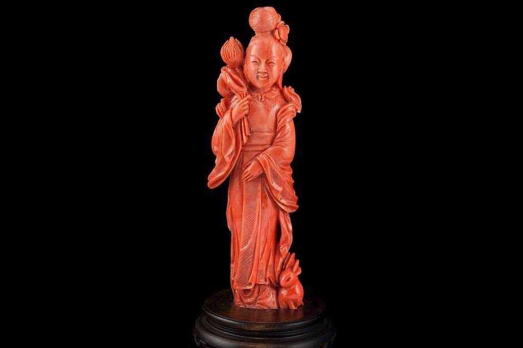 Une sculpture rouge chinoise