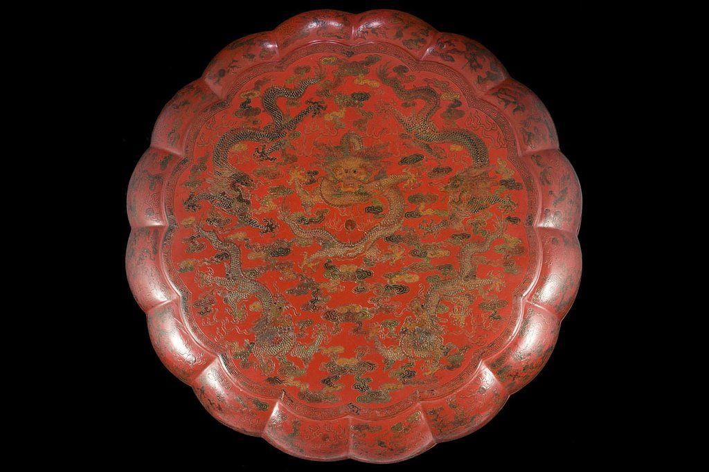Une assiette chinoise rouge