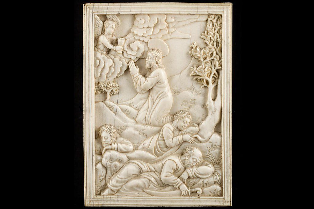 Une scultupre sur une plaque