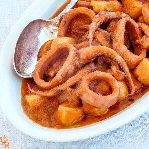 SEICHE EN SAUCE AUX POMMES DE TERRE