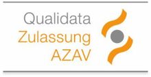 Qualidata Zulassung AZAV-Logo mit grauem und orangem Text und abstraktem orange-grauem Symbol