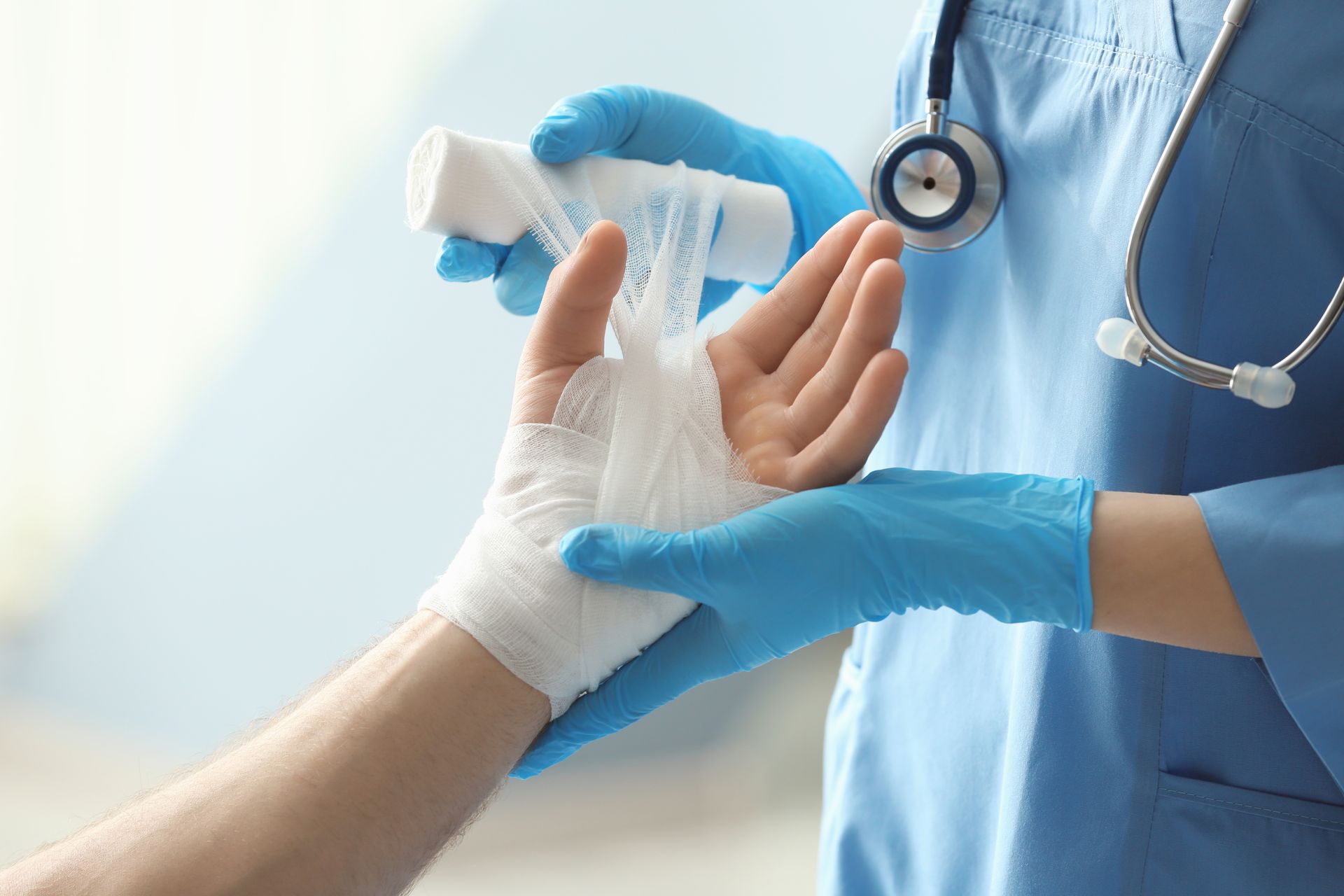 Une infirmière faisant un bandage