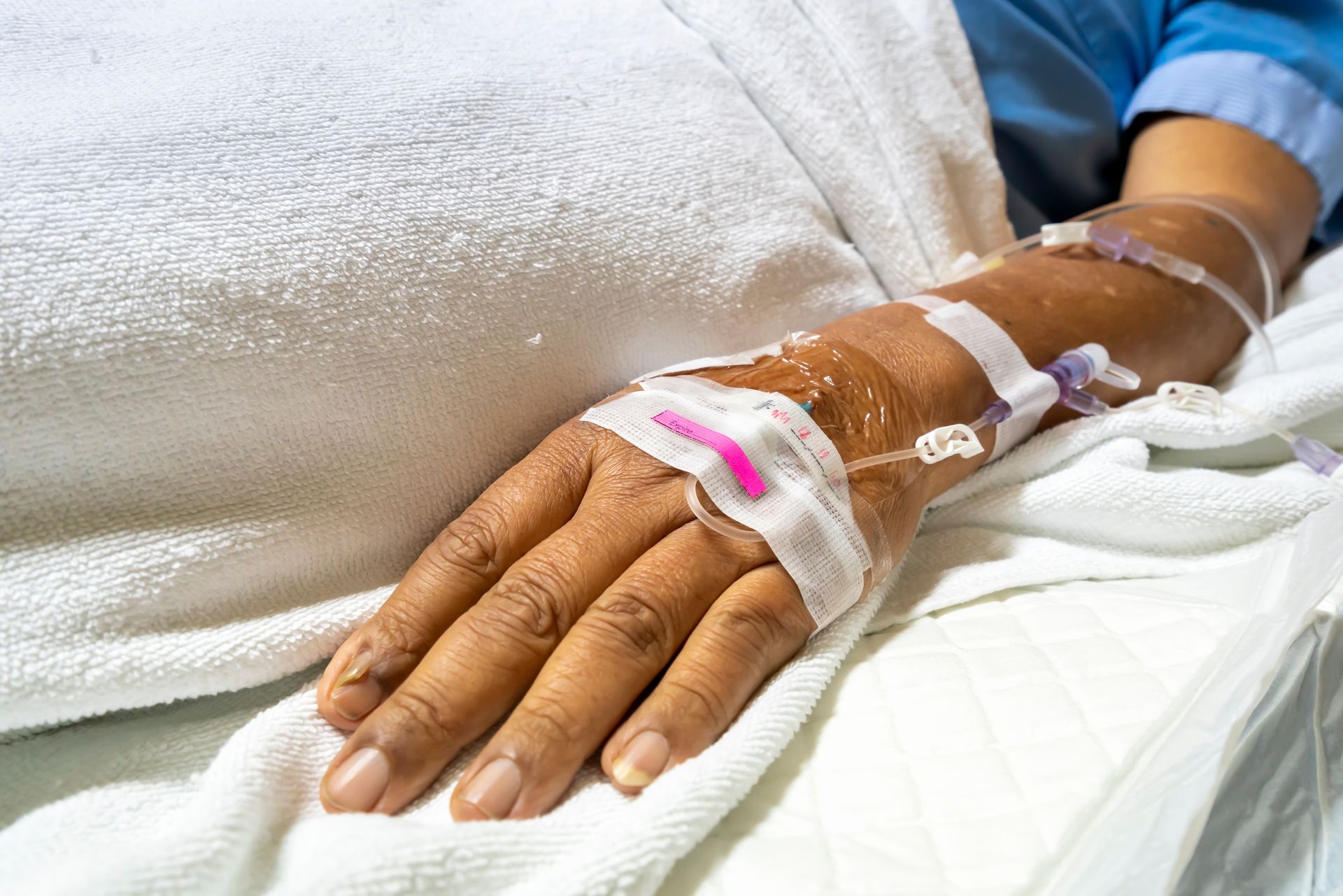 Une main avec une perfusion