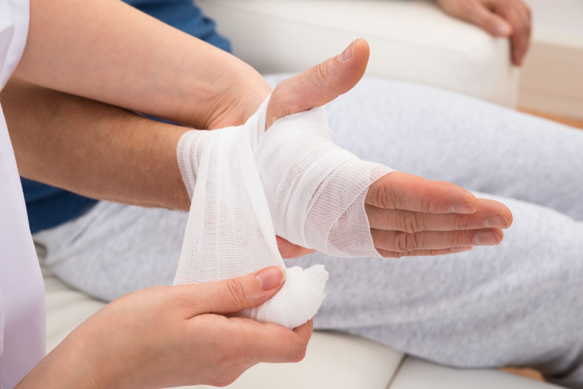 Une infirmière posant un bandage sur un poignet