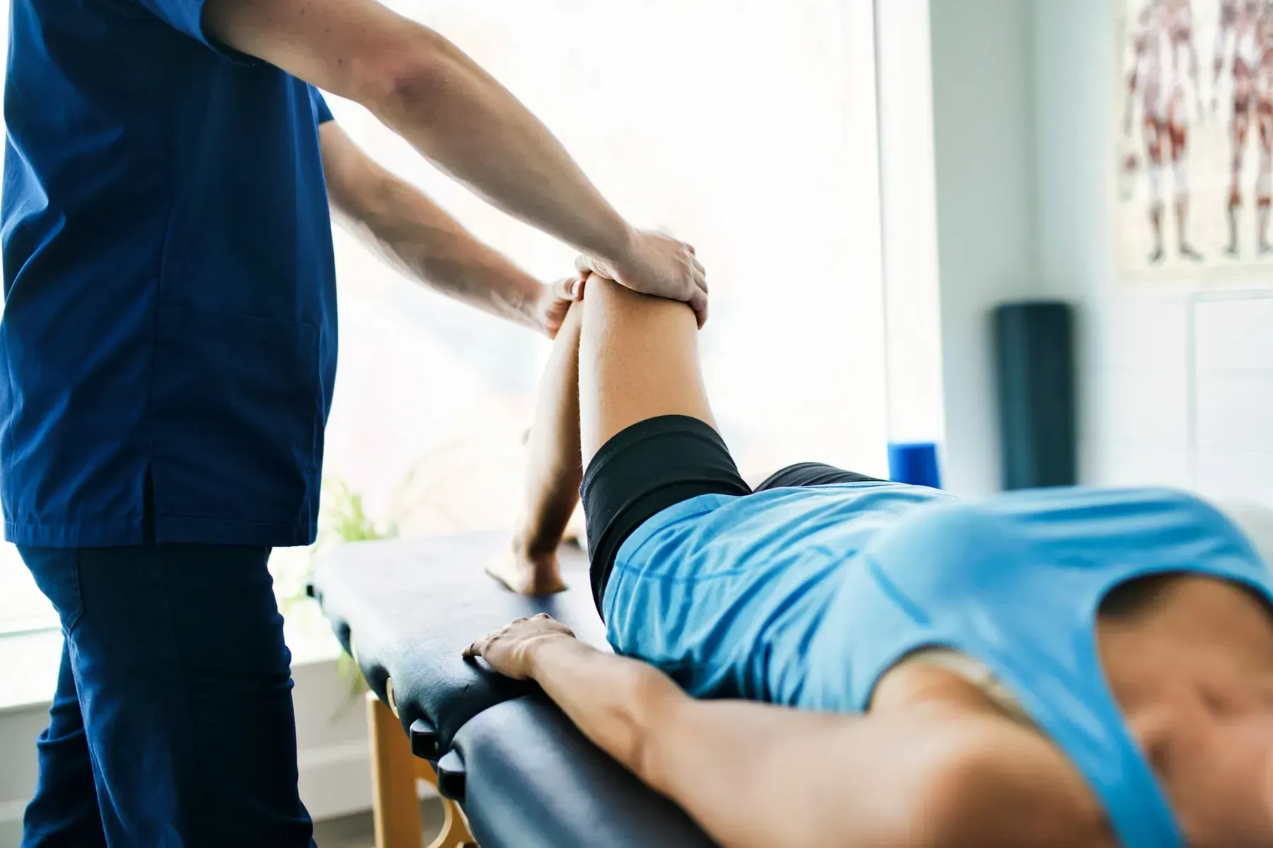 Persona con traje de protección rociando un sistema de pesticida montado en un vehículo sobre arbustos