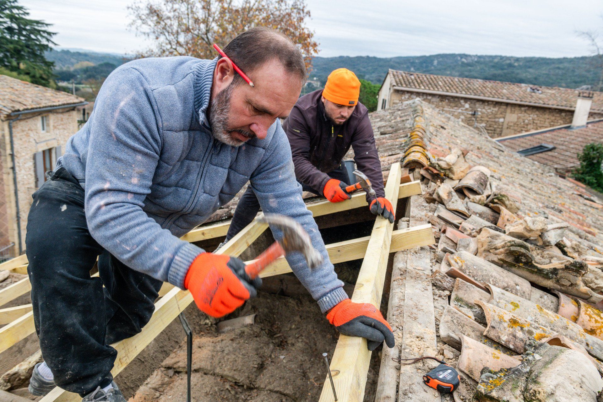 Couvreurs en plein travaux de toiture