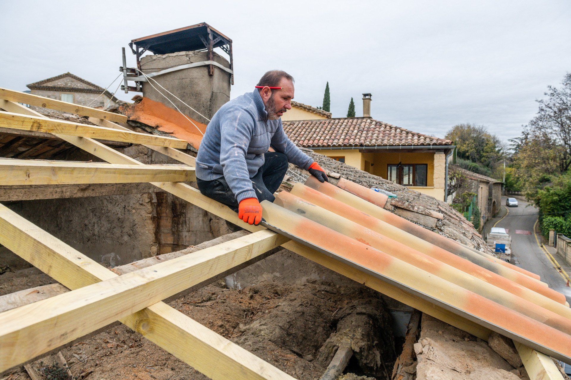 Pose d'éverite par un couvreur de l'entreprise