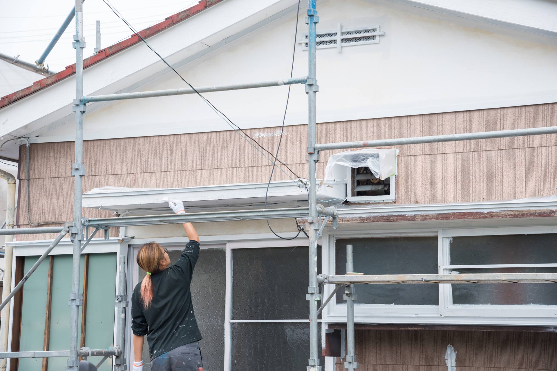 Peintre en bâtiment en action sur une façade