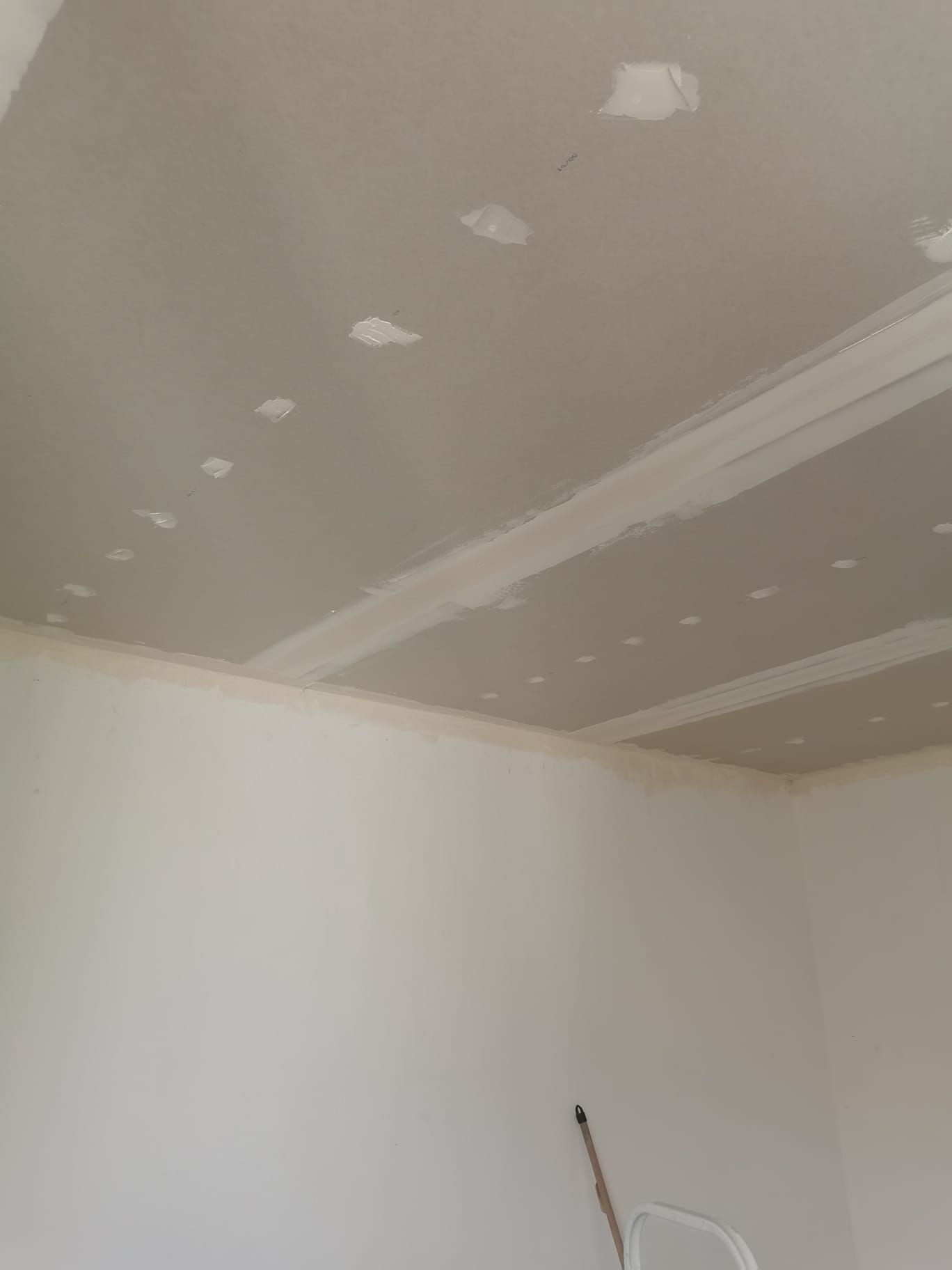 Détail bandes plaques de plâtre de plafond