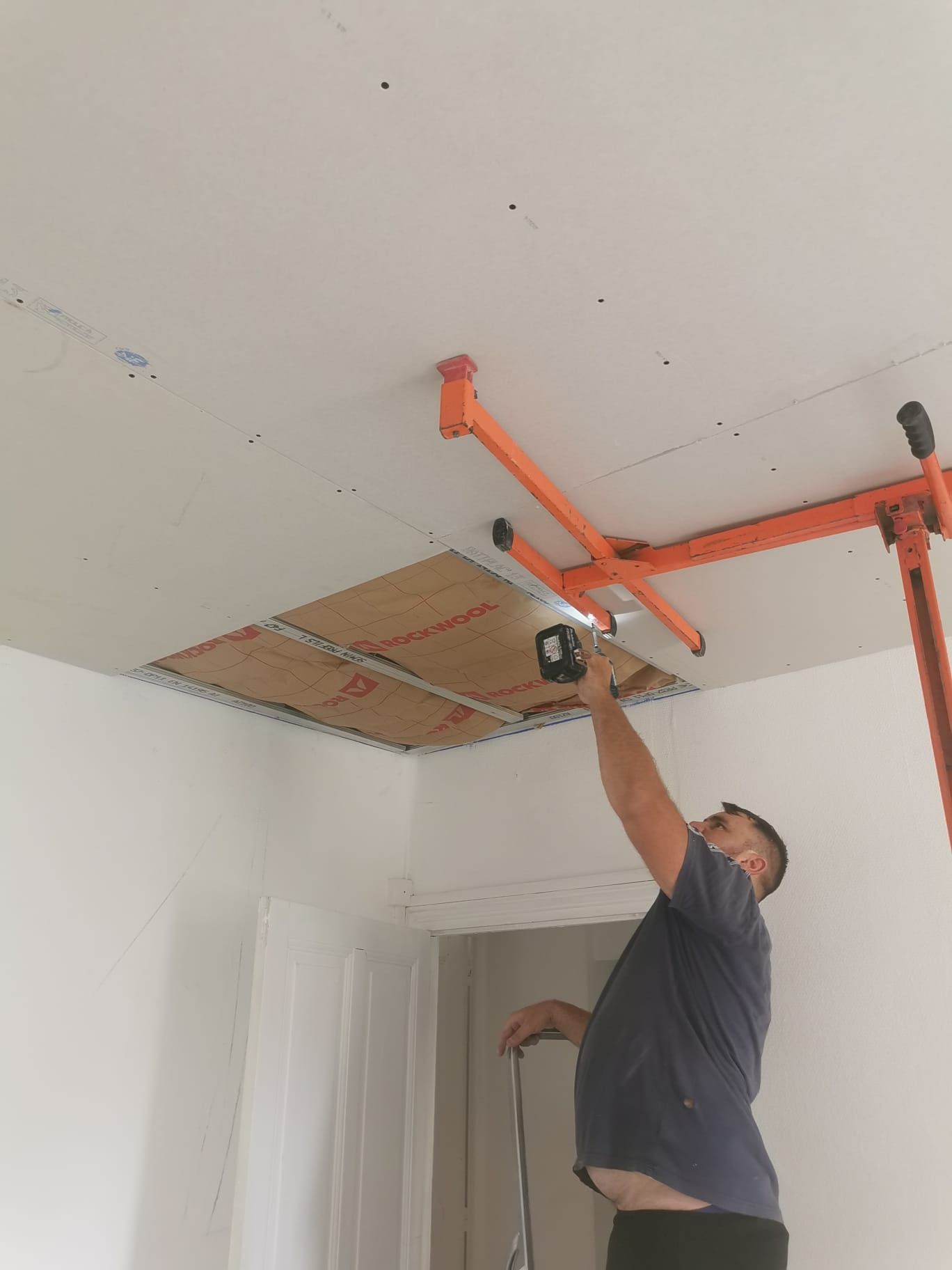 Pose de plaques de plâtre en plafond